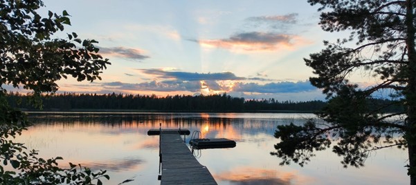 Kuva laiturista ja tyynestä vesialueesta.